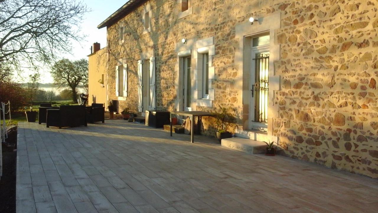 Gite Les Genets Le Vigeant Buitenkant foto