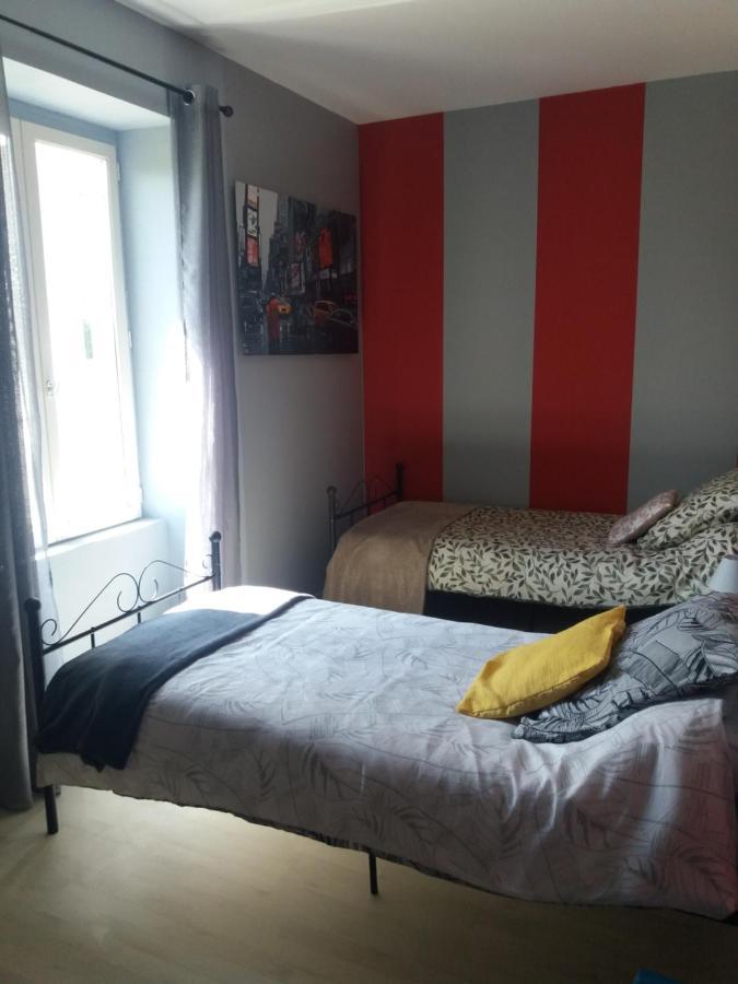 Gite Les Genets Le Vigeant Buitenkant foto